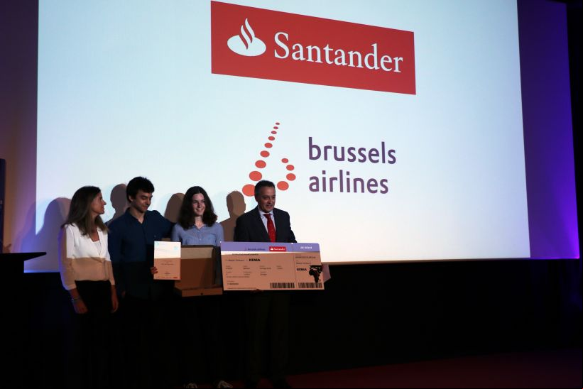 La ganadora del Festival de Clipmetrajes recibe su premio. Foto:Irene H-Sanjuán