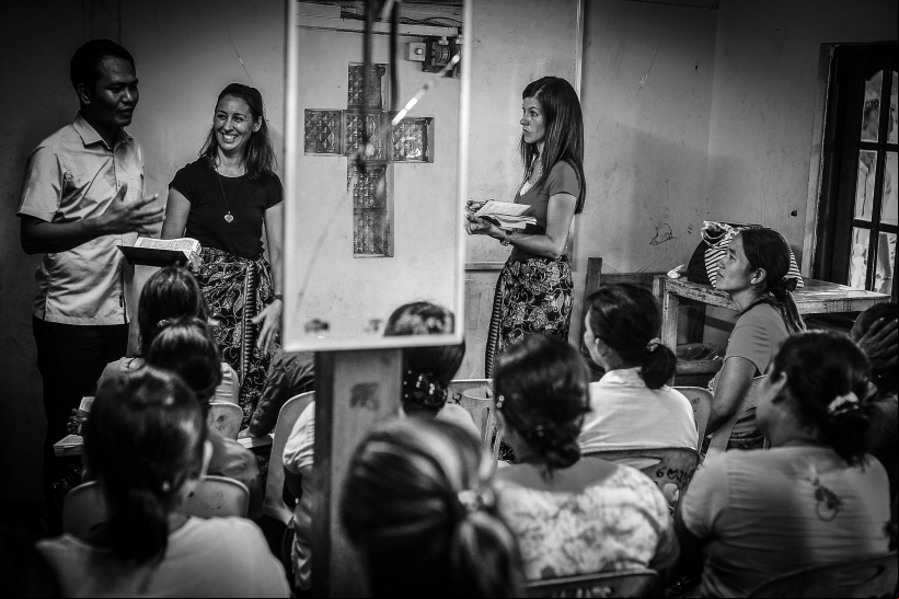 Clase de mujeres recibiendo formación