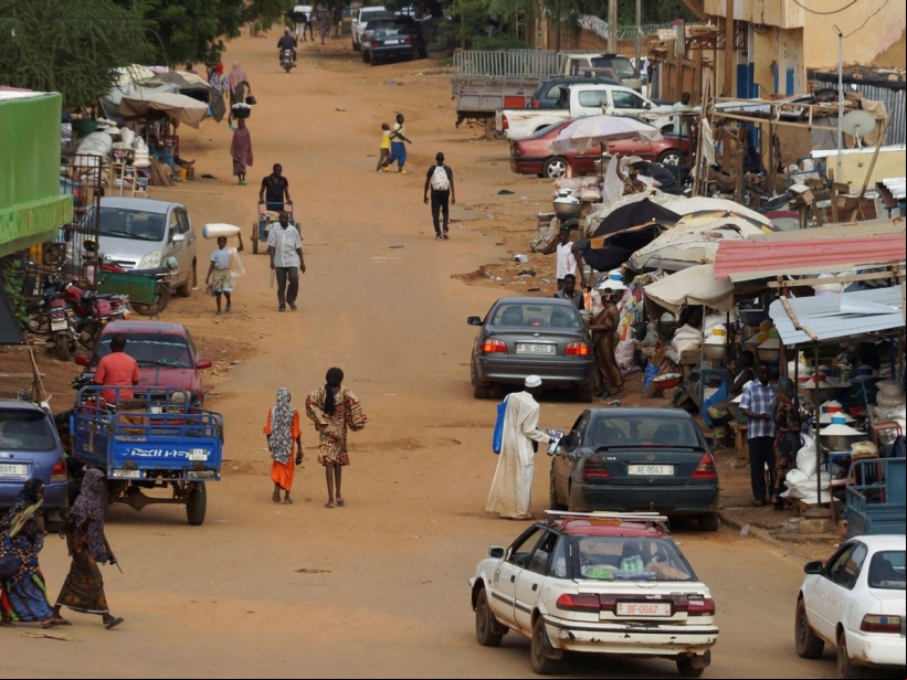 Las calles de Niamey tras el golpe de estado en Níger. Foto tomada de REUTERS