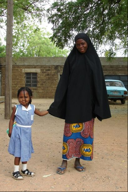 Una niña acude al colegio acompañada por su joven madre en el norte de Nigeria. Foto:Manos Unidas/Marta Ynaraja