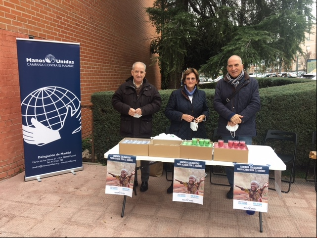 Voluntarios de Manos Unidas vendiendo de velas en la parroquia de San Agustín en  Alcobendas