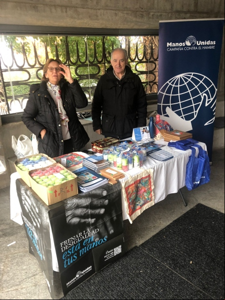 Voluntarios de Manos Unidas Madrid vendiendo velas en Ntra. Sra. de Fuente del Fresno de Alcobendas
