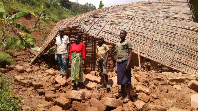 Familia afectada por las inundaciones en Ruanda