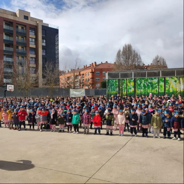 los alumnos del "Sierra de Atapuerca" cantando 