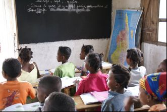 Alumnos de una escuela de Soavimbazaha, Madagascar