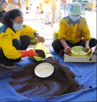 Personas envasando abono orgánico en Phnom Penh, Camboya