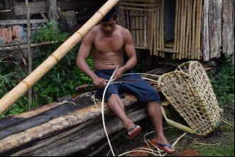 Un pescador de Filipinas elaborando una cesta de pesca.