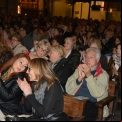 El público aplaude una de las canciones del concierto