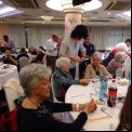 Asistentes a la comida solidaria en beneficio de Manos Unidas y Cáritas