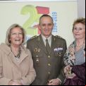 Juana Perete y Pilar Martínez con el  Subdelegado de Defensa en Albacete, el coronel de Cea.