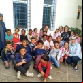 Las asistentes al Centro, entre ellas Amina (en cuclillas, con gafas), hacen un excelente trabajo con los niños, jóvenes y mujeres sin recursos que acuden al Centro.