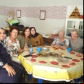 Las voluntarias del Viaje de Formación compartieron mesa y comida con los demás. 