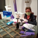La delegada comarcal de Pego de Manos Unidas Valencia, Mónica Miralles, cosiendo material sanitario.  