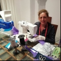 La delegada comarcal de Pego de Manos Unidas Valencia, Mónica Miralles, cosiendo material sanitario.  