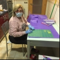 Pilar, voluntaria de Manos Unidas Valencia, preparando material sanitario. 