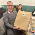 Uno de los ganadores de la subasta solidaria posa con su premio (Imagen: Hugo Pérez Marsol - Manos Unidas)