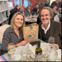 Uno de los ganadores de la subasta solidaria posa con su premio (Imagen: Hugo Pérez Marsol - Manos Unidas)