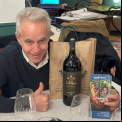 Uno de los ganadores de la subasta solidaria posa con su premio (Imagen: Hugo Pérez Marsol - Manos Unidas)