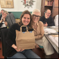Uno de los ganadores de la subasta solidaria posa con su premio (Imagen: Hugo Pérez Marsol - Manos Unidas)