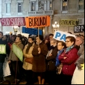 Manifestantes llevan banderas con los nombres de países donde se vive en situación de guerra.