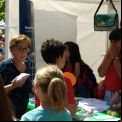 Stand de Manos Unidas con alumnos, en el mercado cooperativo