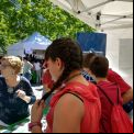 Stand de Manos Unidas en el mercado cooperativo