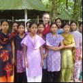 Eugenio Sanz con algunos de los niños de Gyasnogor en Bangladesh