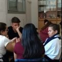 Alumnos trabajando sobre los proyectos de Manos Unidas