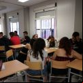 Alumnos visualizando el vídeo del viaje a India