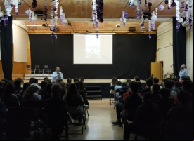 Charla en un colegio durante la campaña del misionero