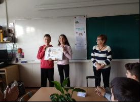 La responsable comarcal dando el diploma a los alumnos de la escuela Collserola