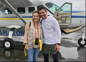 Manos Unidas ONG - Quico Taronjí viaja a la Amazonía - Cecilia y Quico, frente a la avioneta