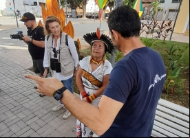 Manos Unidas ONG - Quico Taronjí en la Amazonía - Quico charla animadamente con una líder local