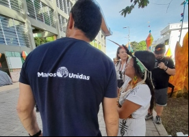 Manos Unidas ONG - Quico Taronjí en la Amazonía - Quico escucha atentamente a una líder local