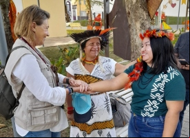 Manos Unidas ONG - Quico Taronjí en la Amazonía - Cecilia Pilar saluda a una beneficiaria de un proyecto de Manos Unidas