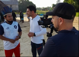 Manos Unidas ONG - Quico Taraonjí en la Amazonía - Quico Taronjí entrevista a un líder indígena - Imagen: Manos Unidas ONG