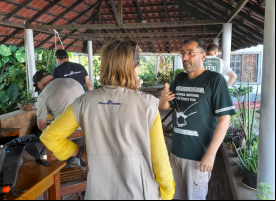 Manos Unidas ONG - Quico Taronjí en la Amazonía - Cecilia Pilar charla distendidamente a un socio local