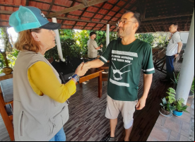 Manos Unidas ONG - Quico Taronjí en la Amazonía - Cecilia Pilar saluda a un socio local
