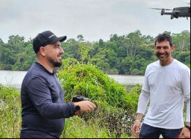 Manos Unidas ONG - Quico Taraonjí en la Amazonía - Quico Taronjí, junto al operador del dron