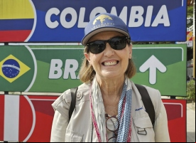 Manos Unidas ONG - Quico Taraonjí en la Amazonía - La presidenta de Manos Unidas sonríe enfrente del cartel de la triple frontera