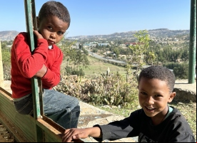 Unos niños juegan a las afueras de Aigrat (Tigray_Etiopía). Foto: Manos Unidas/Marta Carreño