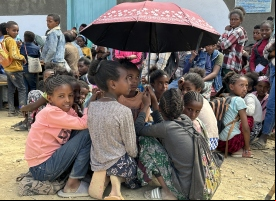 Un grupo de estudiantes se protege del sol a las puestas de la escuela en Tigray (Etiopía). Foto: Manos Unidas/Marta Carreño  