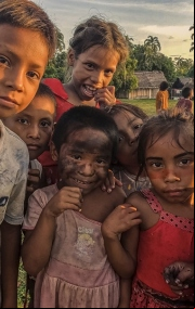 Manos Unidas ONG - Quico Taronjí en la Amazonía - Un grupo de niños sonríe a cámara