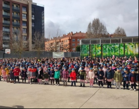 los alumnos del "Sierra de Atapuerca" cantando 