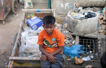 Recicldor de basura en Camboya.Proyecto CSARO.