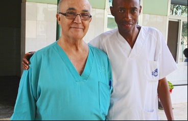 Manuel en el patio central del Hospital de Mabesseneh. Foto: http://sierraleonehsjdbcn.org