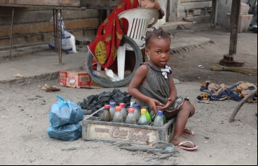 Niña en un mercado de Angola. Foto: Manos Unidas/Covadonga Suárez Smith