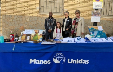 Puesto de Manos Unidas en la localidad de Montroy para recaudar donativos. 