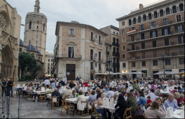 En la Plaza de la Virgen se celebra tradicionalmente la Cena Hambre de Manos Unidas, un lugar muy querido por los valencianos.