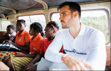 Saúl Craviotto en Amatongas/Mozambique. Foto Lombo Agency para Manos Unidas
